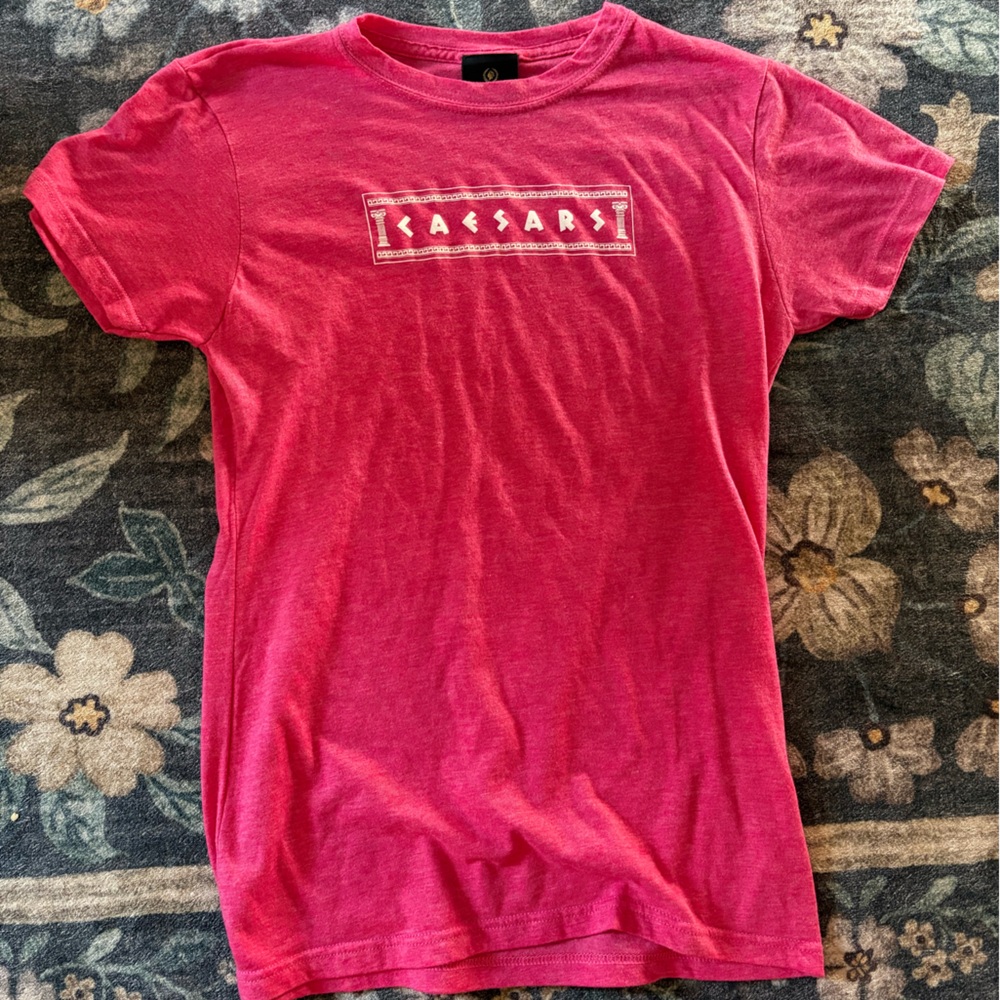 🦄10/$10 Caesars Women's Red Short Sleeve Tee